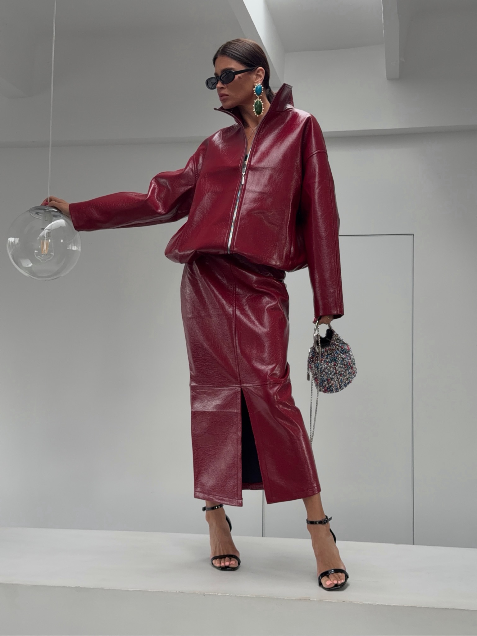 Damen-Outfit aus glänzendem PU – Winter Clothing Pk Bewertung und Preis